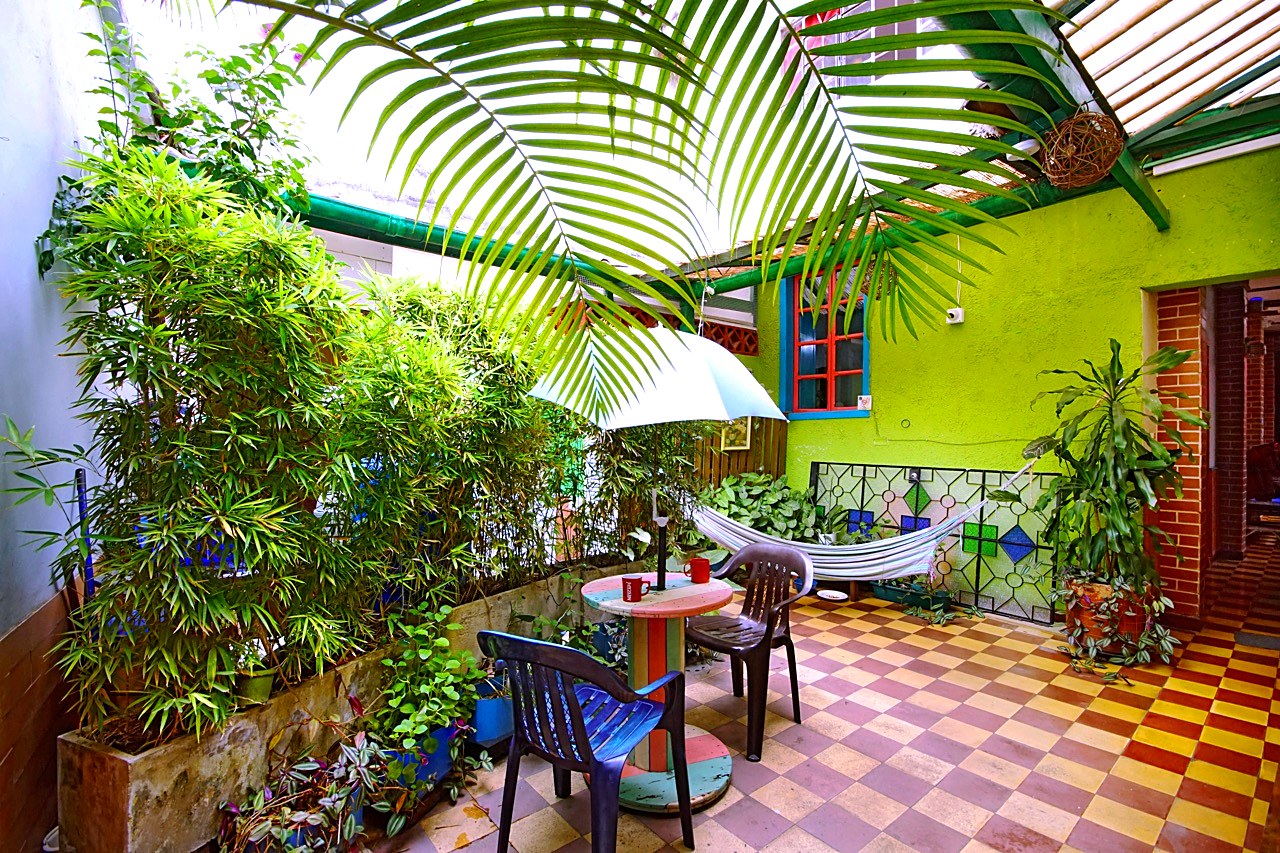 Patio principal con hamaca de Ding Dong Hostel